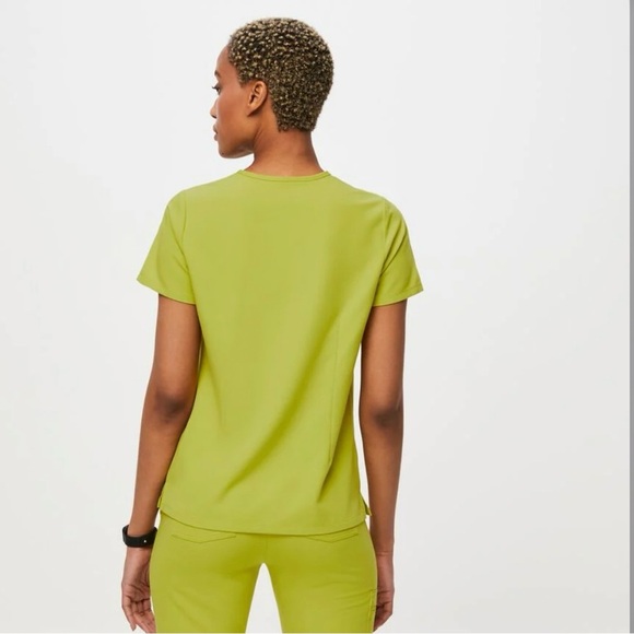 FIGS Catarina Scrub Top & Zamora Jogger Pants Set – Limeade - Picture 7 of 10